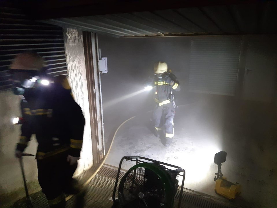 Extinción del incendio en un garaje comunitario