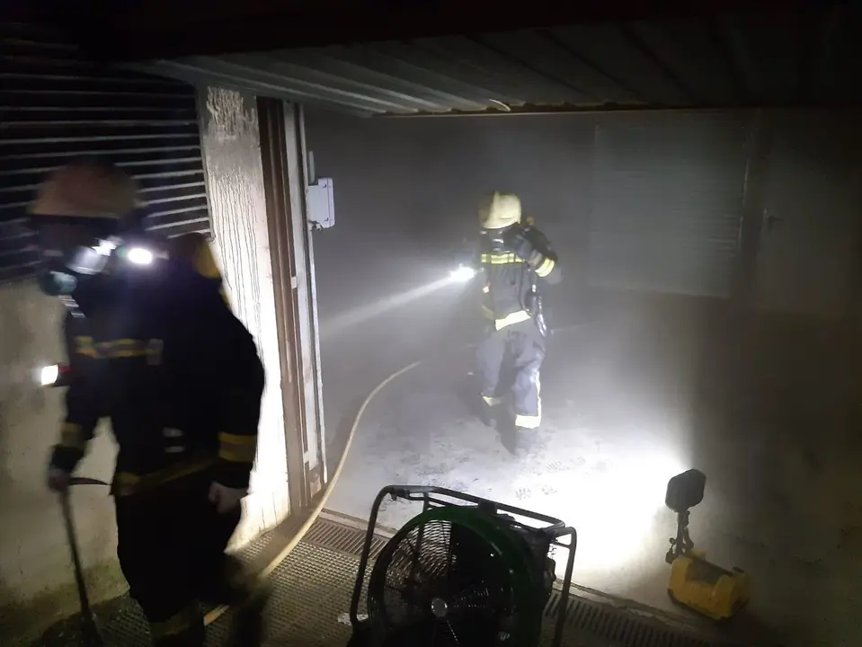 Extinci&oacute;n del incendio en un garaje comunitario