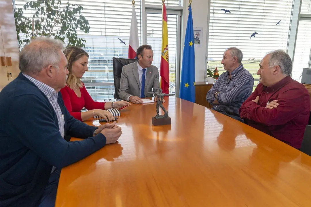 El consejero de Desarrollo Rural, Ganader&iacute;a, Pesca, Alimentaci&oacute;n y Medio Ambiente de Cantabria, Guillermo Blanco (Centro), y la directora general de Pesca, Marta L&oacute;pez, se re&uacute;nen con representantes de la Organizaci&oacute;n de Productores de Pesca de Altura