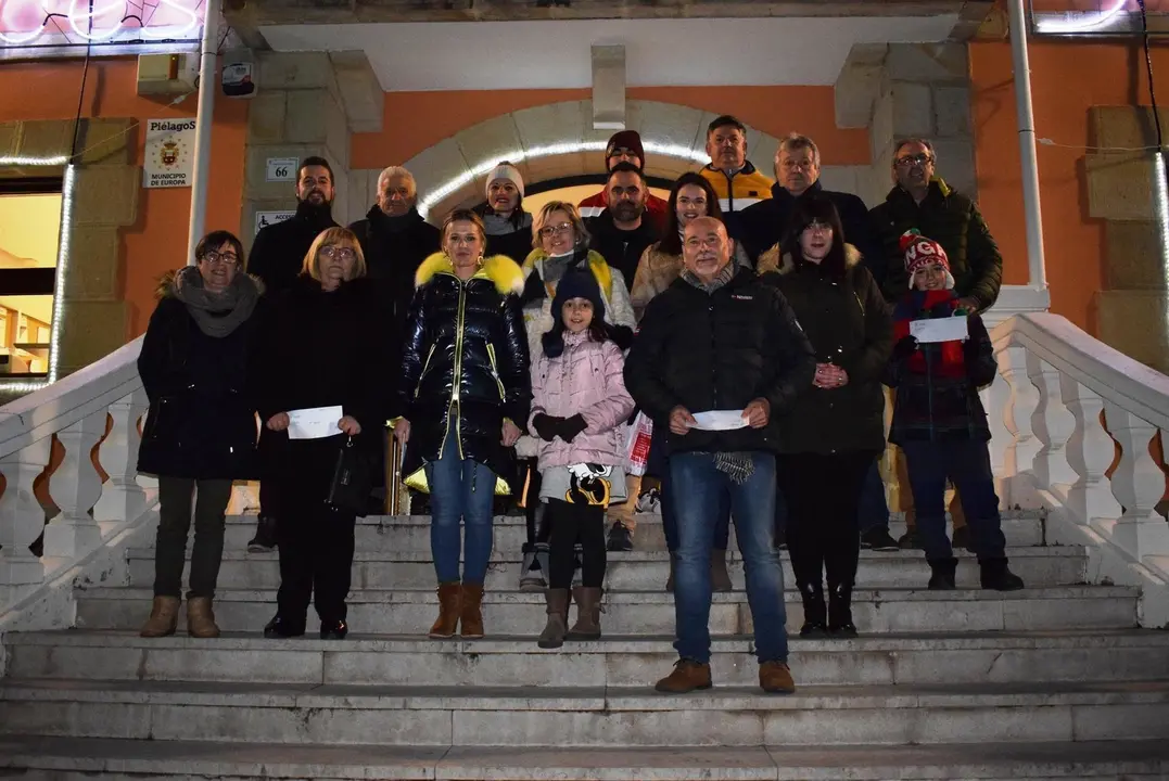 Foto de familia de los galardonados en los concursos de belenes y de iluminaci&oacute;n de Pi&eacute;lagos