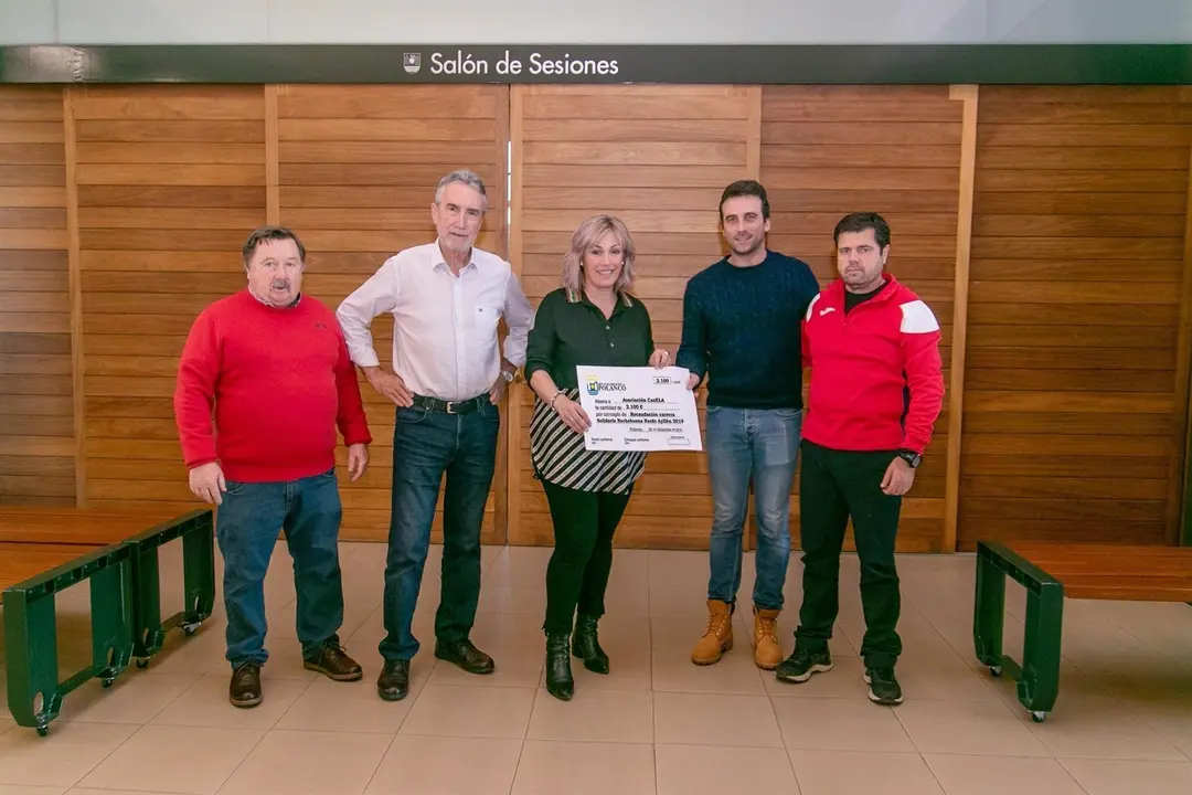 La alcaldesa de Polanco, Rosa D&iacute;az (centro), y el presidente de CanELA, Fernando Mart&iacute;n, entre otros, durante la entrega de la recaudaci&oacute;n de la carrera popular solidaria de Nochebuena