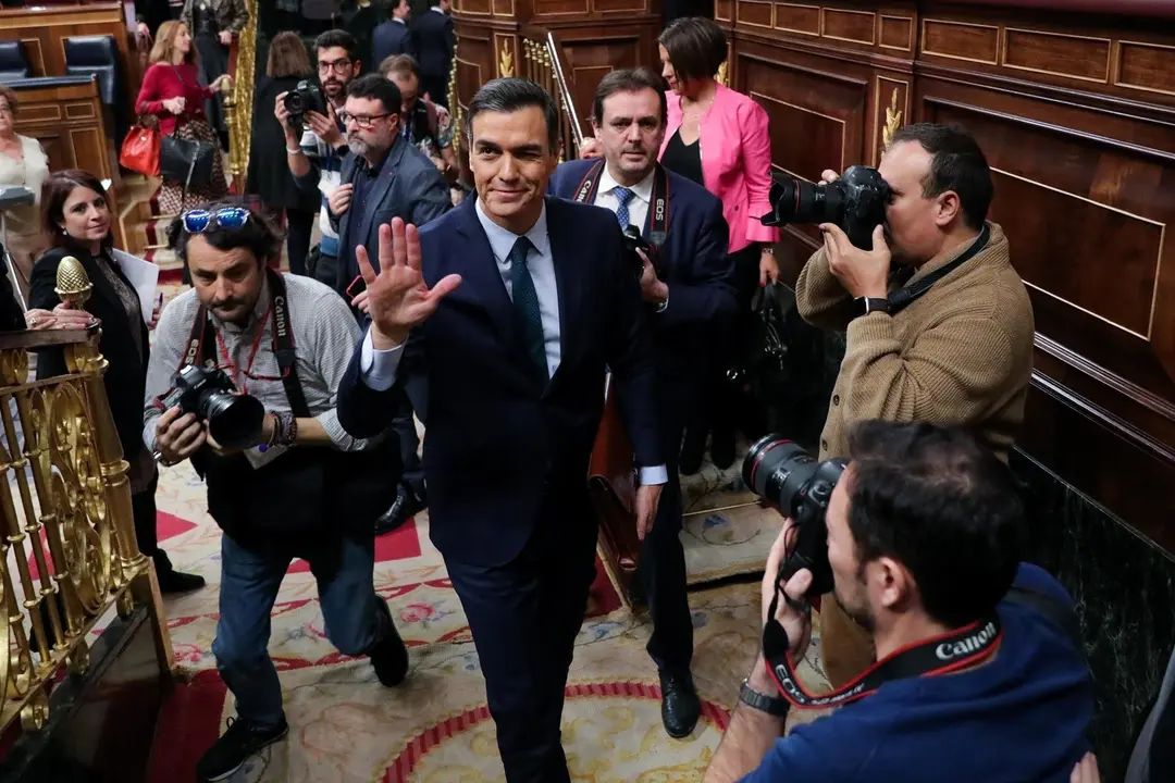 El presidente del Gobierno en funciones, Pedro S&aacute;nchez, abandona el hemiciclo del Congreso, al finalizar la segunda sesi&oacute;n del debate de investidura 