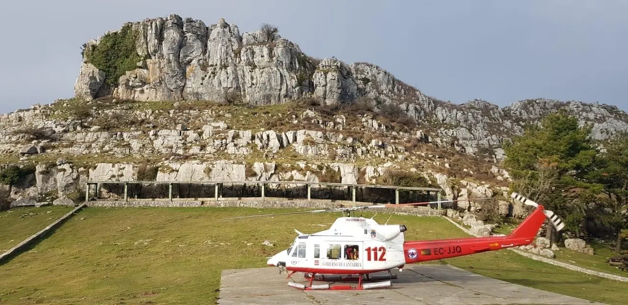 Foto de rescate a excursionista pamplon&eacute;s en el Pico de las Nieves en Guriezo