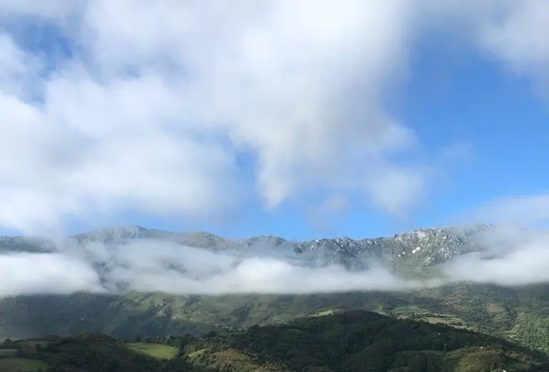 D&iacute;a soleado en la Sierra del Aramo, Asturias, el fin de semana del "veranillo de San Miguel".