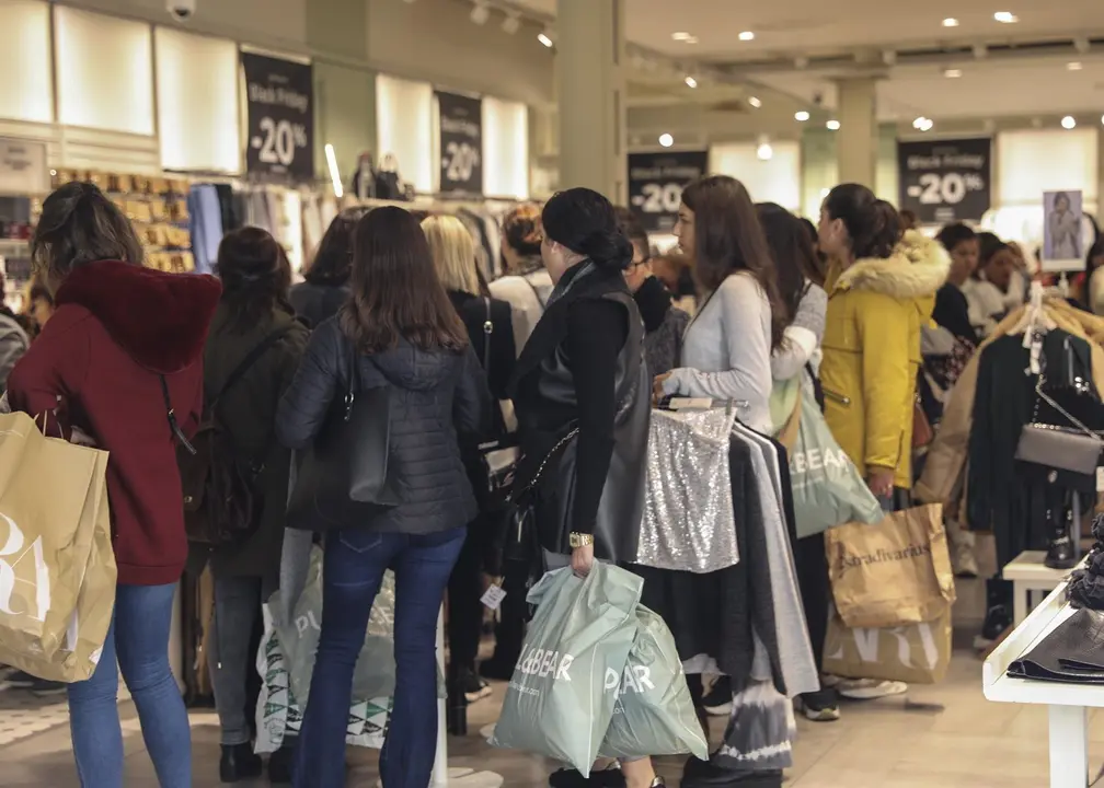 Ciudadanos acuden a comprar durante las rebajas del Black Friday en Sevilla, a 29 de noviembre de 2019.