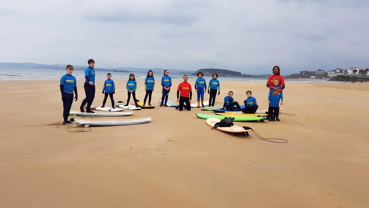 Pi&eacute;lagos.- Casi 300 j&oacute;venes han participado este verano en los cursos de surf y bodyboard municipales