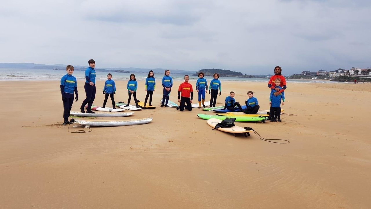 Piélagos.- Casi 300 jóvenes han participado este verano en los cursos de surf y bodyboard municipales