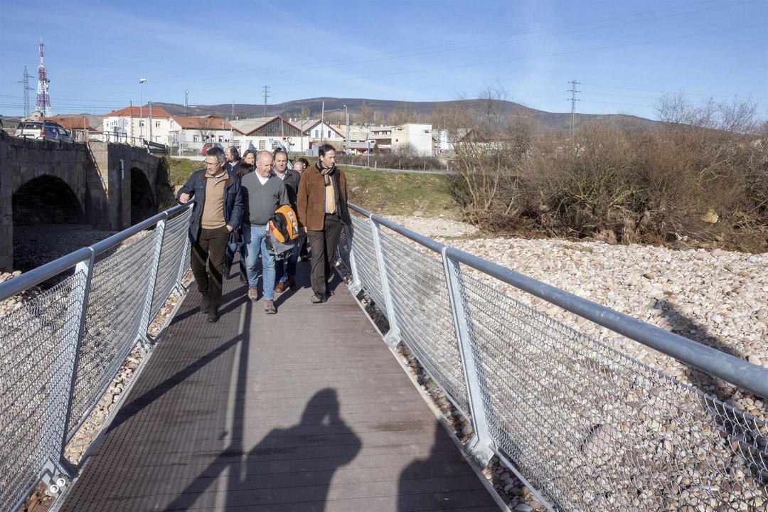 El consejero de Obras Públicas, José Luis Gochicoa, y el alcalde de Reinosa, José Miguel Barrio, visitan la confluencia de los ríos Hijar y Ebro afectadas por los desbordamientos del pasado 19 de diciembre