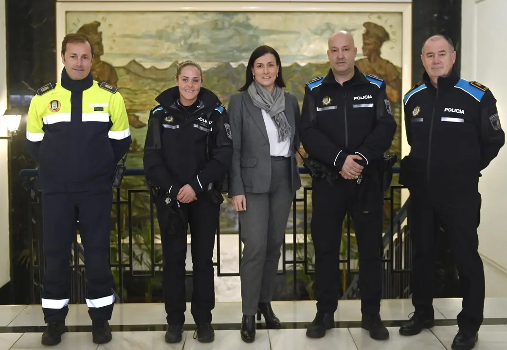 La alcaldesa de Santander, Gema Igual, recibe a los agentes municipales que viajar&aacute;n a Gambia con la ONG Kalilu Jammeh