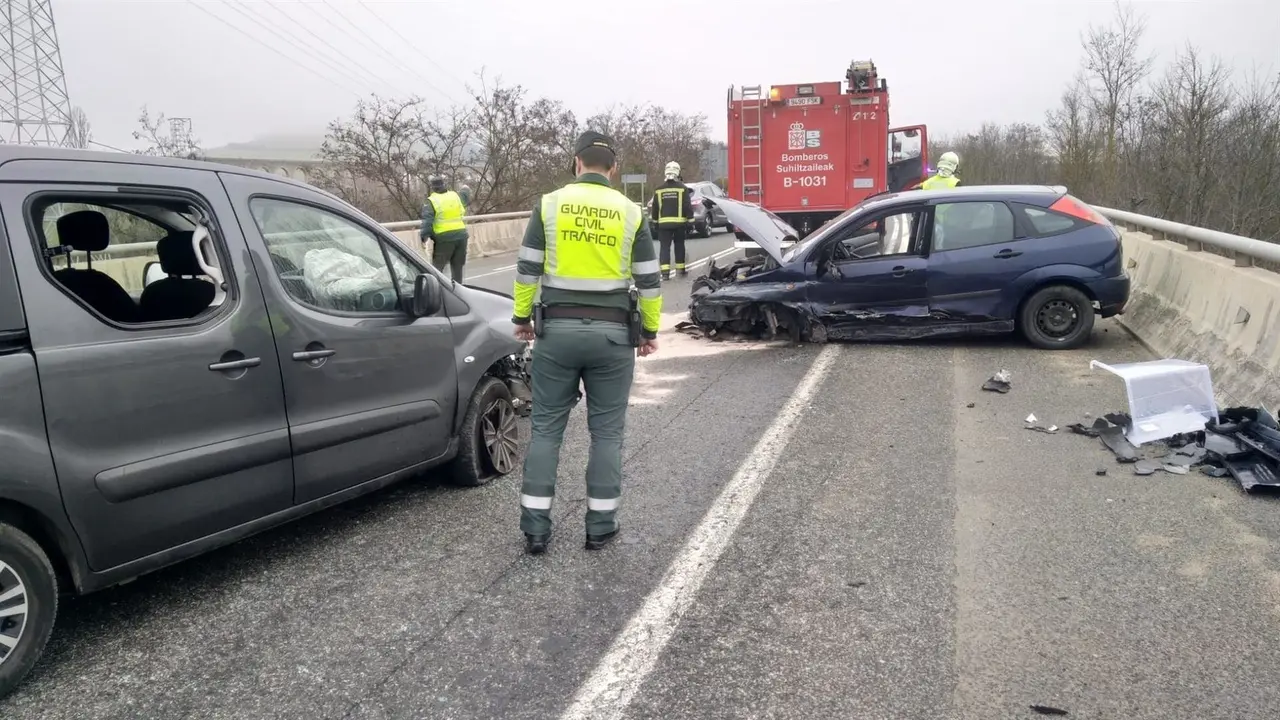 Agentes de la Guardia Civil atienden un accidente de tr&aacute;fico en la N-121