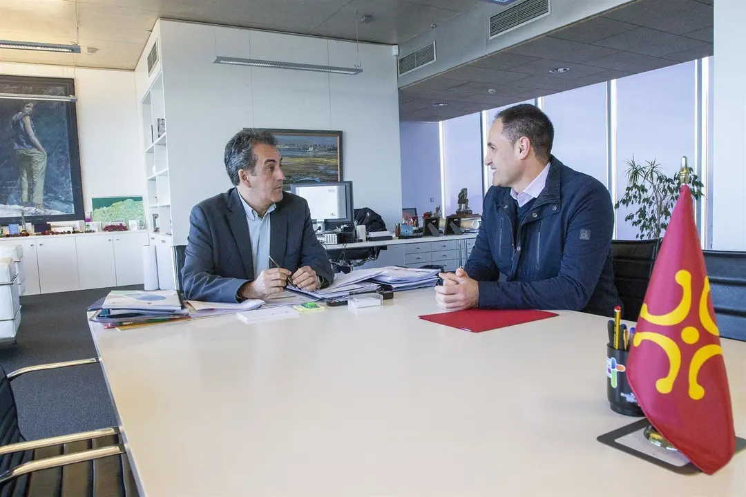 El consejero de Industria, Francisco Mart&iacute;n, y el alcalde de Las Rozas de Valdearroyo, Francisco Ra&uacute;l Calder&oacute;n