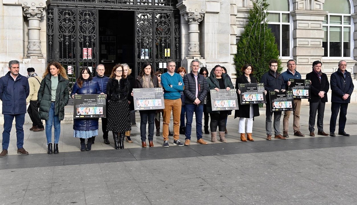 Minuto de silencio en la plaza del Ayuntamiento de Santander por la mujer y la niña asesinadas en Barcelona