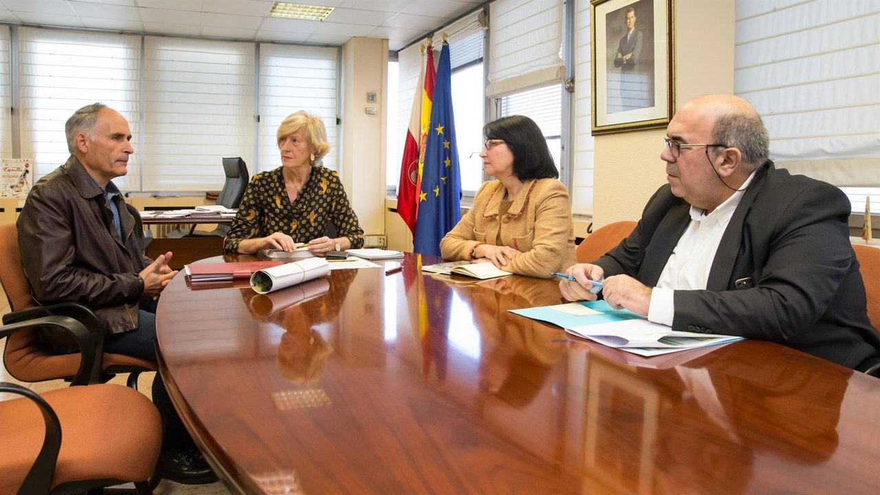 La consejera de Educación, FP y Turismo de Cantabria, Marina Lombó, y otros integrantes de la Consejería, se reúnen con el alcalde de Soba, Julián Fuentecilla