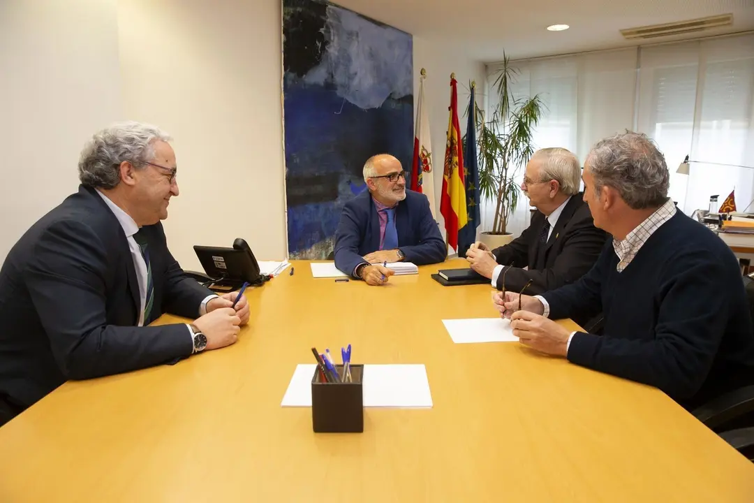 El consejero de Sanidad, Miguel Rodr&iacute;guez, se re&uacute;ne con el presidente y el vicepresidente del Consejo General de Colegios de M&eacute;dicos, Seraf&iacute;n Romero y Tom&aacute;s Cobo, y con el presidente del Colegio de M&eacute;dicos de Cantabria, Javier Hern&aacute;ndez de Sande