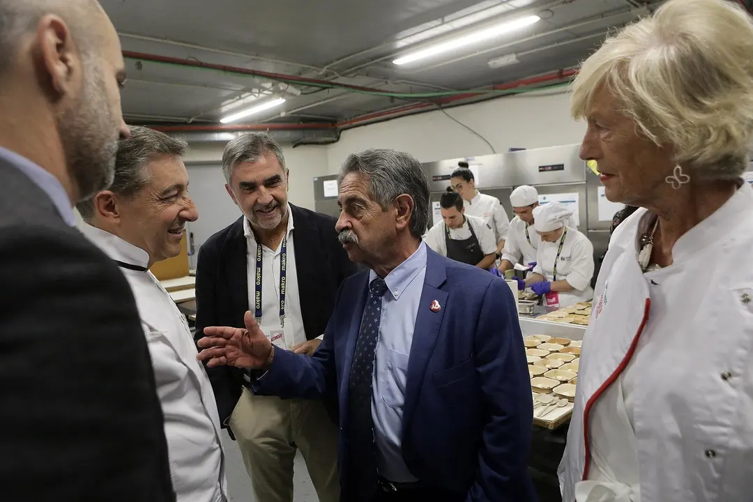 El presidente de Cantabria, Miguel &Aacute;ngel Revilla, y la consejera de Turismo, Marina Lomb&oacute;, conversan con Joan Roca durante su visita a la &uacute;ltima edici&oacute;n de San Sebasti&aacute;n Gastronomika (archivo)