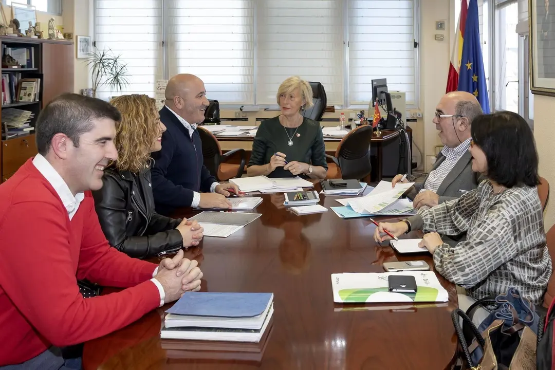 La consejera de Educaci&oacute;n, Formaci&oacute;n Profesional y Turismo, Marina Lomb&oacute;, recibe al alcalde de Cartes, Agust&iacute;n Molleda
