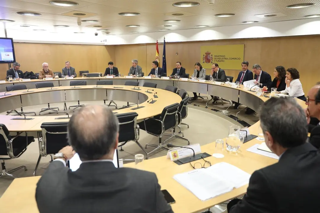 El ministro de Agricultura, Pesca y Alimentaci&oacute;n en funciones, Luis Planas y la ministra de Industria, Comercio y Turismo en funciones, Reyes Maroto durante la reuni&oacute;n con representantes de los sectores agroalimentarios 