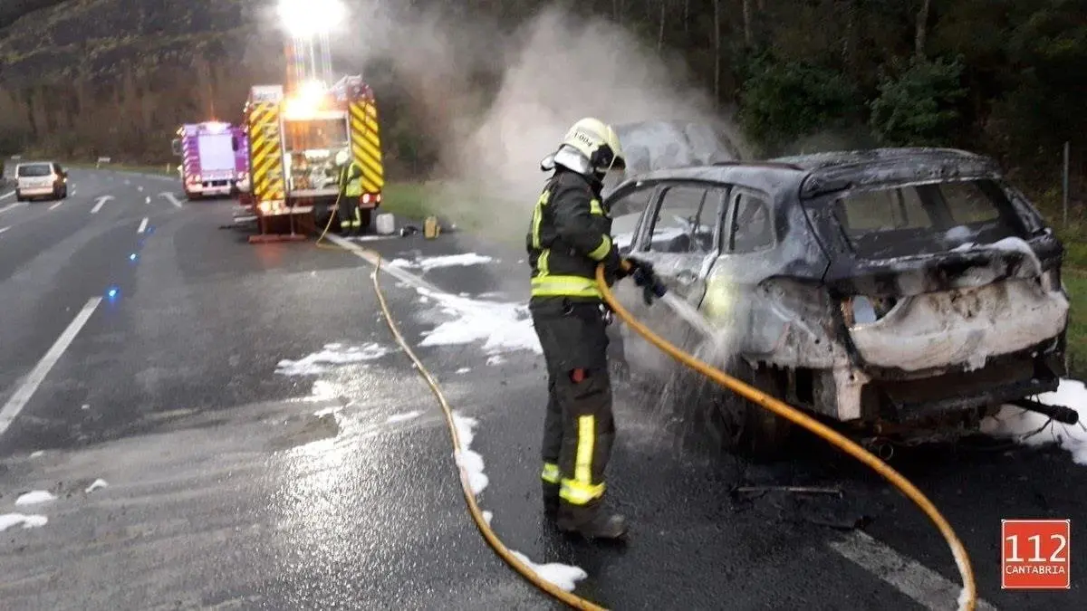 Veh&iacute;culo incendiado