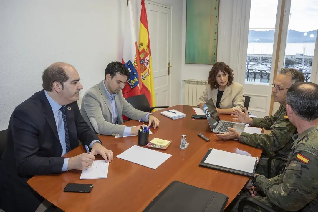 La consejera de Empleo y Pol&iacute;ticas Sociales, Ana Bel&eacute;n &Aacute;lvarez, ha mantenido una reuni&oacute;n de trabajo con el teniente coronel Eugenio Heredia, jefe del Centro Militar de Cr&iacute;a Caballar (CMCC) de Mazcuerras