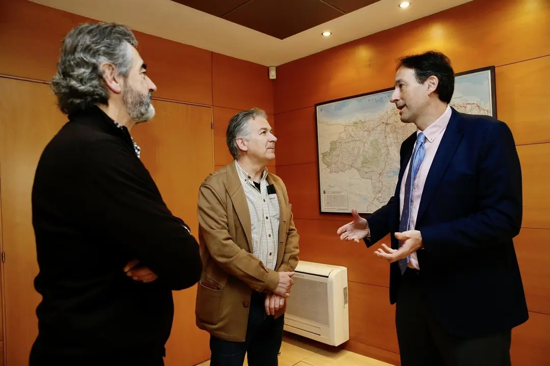El consejero de Obras P&uacute;blicas, Ordenaci&oacute;n del Territorio y Urbanismo, Jos&eacute; Luis Gochicoa, con los presidentes de la Fundaci&oacute;n Oso Pardo, Guillermo Palomero, y la Fundaci&oacute;n Naturaleza y Hombre (FNYH), Carlos S&aacute;nchez