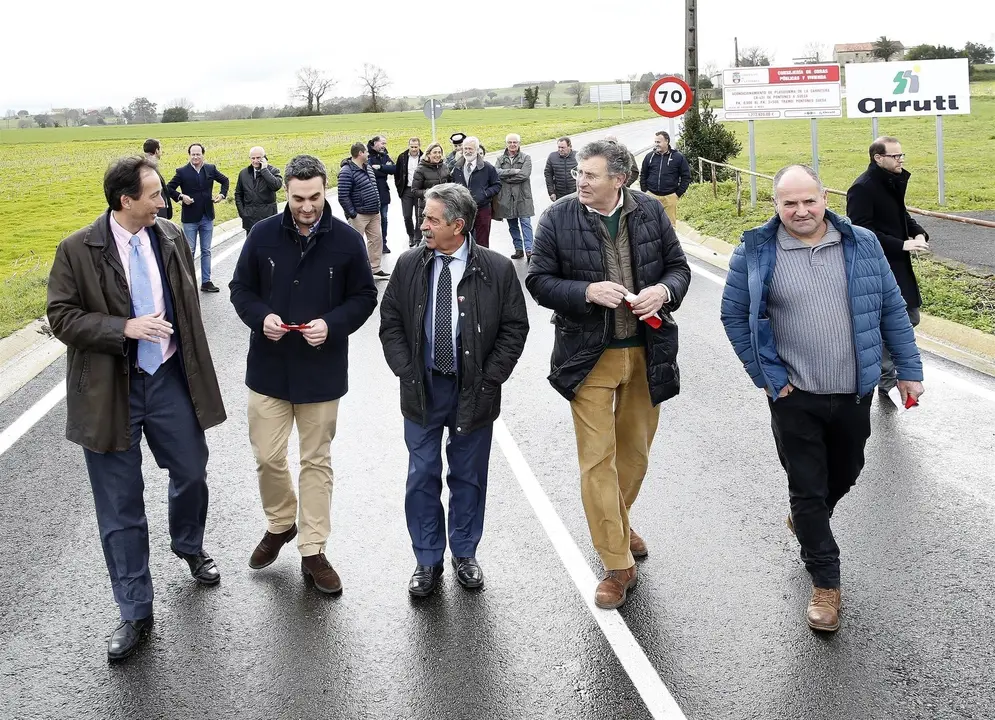 Revilla inaugura las obras de la carretera Pontones-Suesa