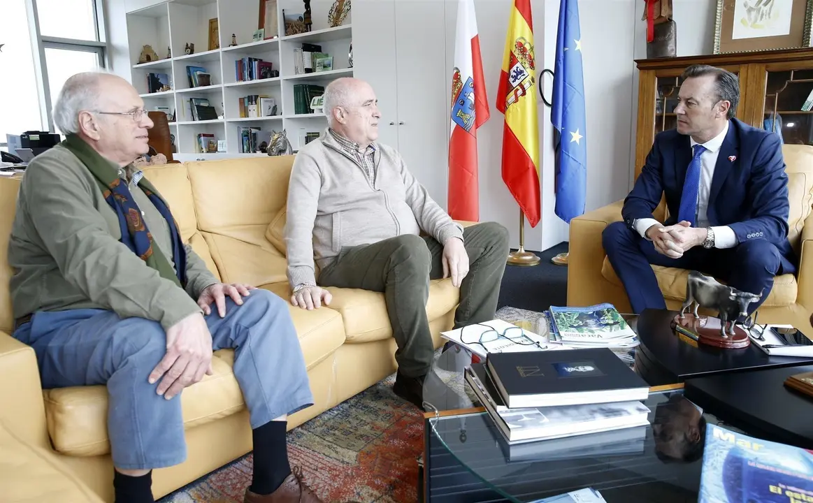 Despacho Del Consejero  El Consejero De Obras P&uacute;blicas, Ordenaci&oacute;n Del Territorio Y Urbanismo, Jos&eacute; Luis Gochicoa, Recibe A Representantes De La Fundaci&oacute;n Naturaleza Y Hombre Y De La Fundaci&oacute;n Oso Pardo.  10 Dic 20