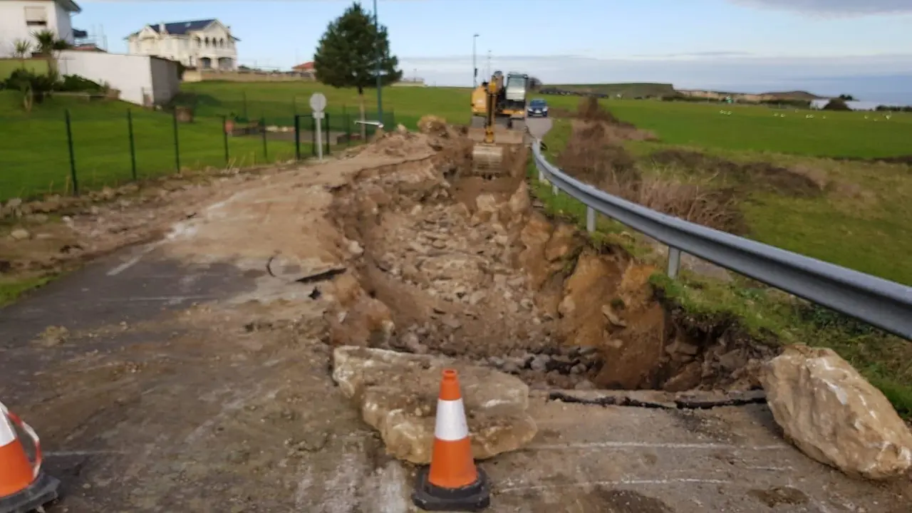 Carretera de Tagle afectada por un socav&oacute;n