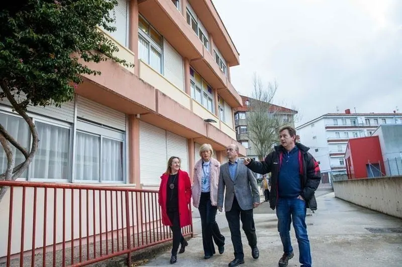 La consejera de Educaci&oacute;n, Marina Lomb&oacute;, durante su visita al CEIP 'Mata Linares'