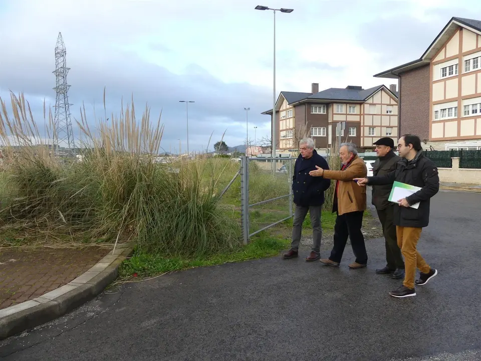 Fuentes Pila con vecinos de la calle D&aacute;maso Alonso en Camarreal
