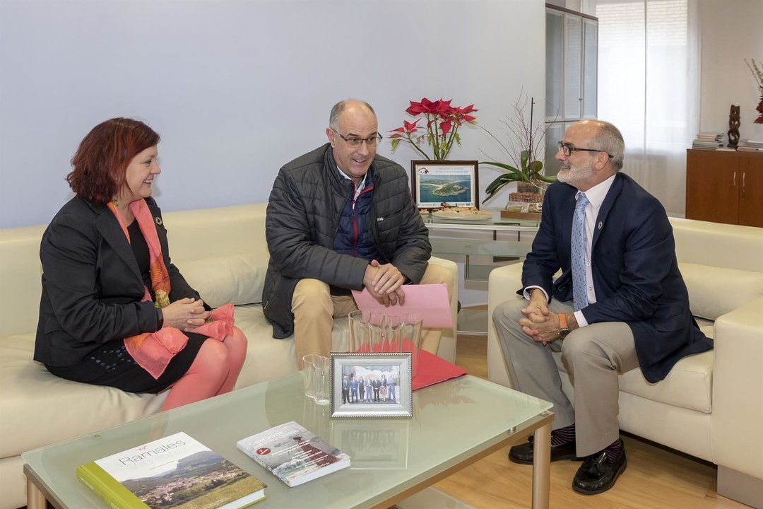 El consejero de Sanidad, Miguel Rodríguez, con el alcalde de Arredondo, Leoncio Carrascal