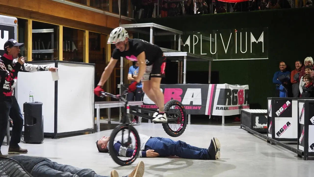 OLYMPUS DIGITAL CAMERA         