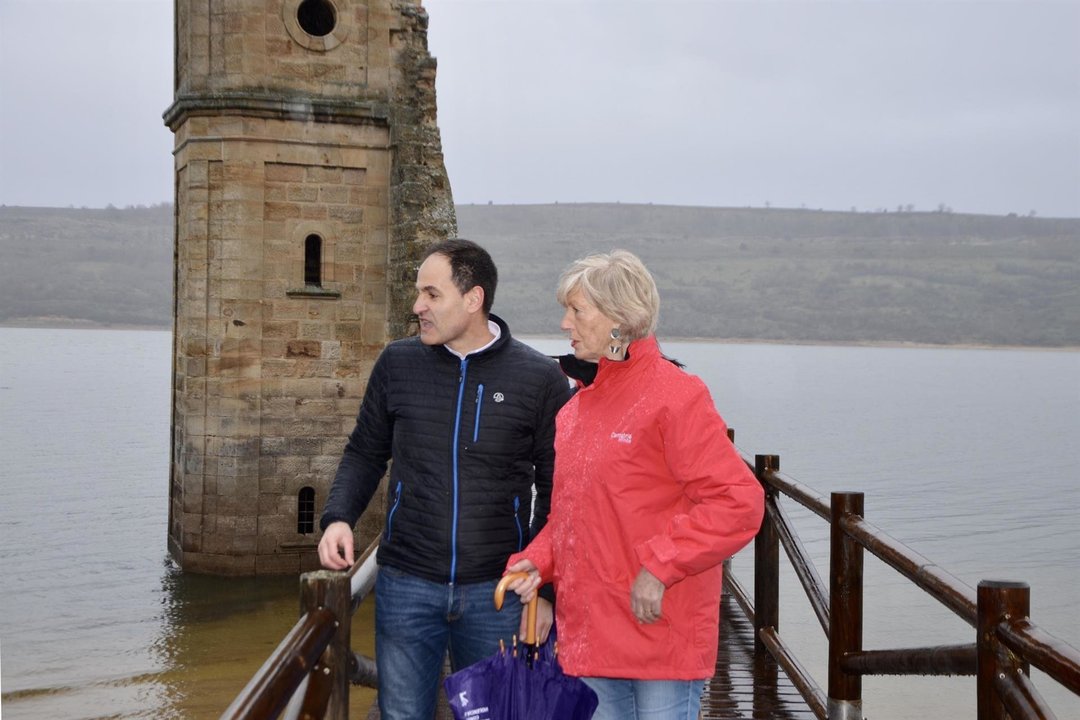 El Gobierno rehabilita la pasarela de acceso a la torre de la iglesia del pantano del Ebro, en Las Rozas de Valdearroyo