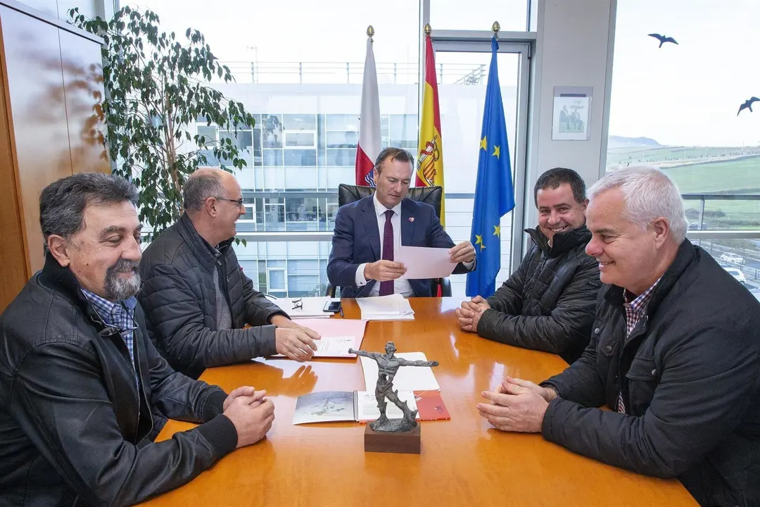 El consejero de Desarrollo Rural, Ganader&iacute;a, Pesca, Alimentaci&oacute;n y Medio Ambiente, Guillermo Blanco, con el alcalde de Arredondo, Leoncio Carrascal