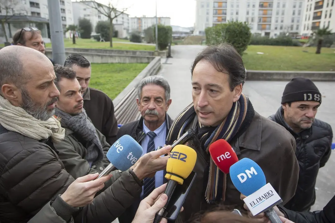 El consejero de Obras P&uacute;blicas, Jos&eacute; Luis Gochicoa, haciendo declaracioens sobre hundimiento parking Nueva Monta&ntilde;a