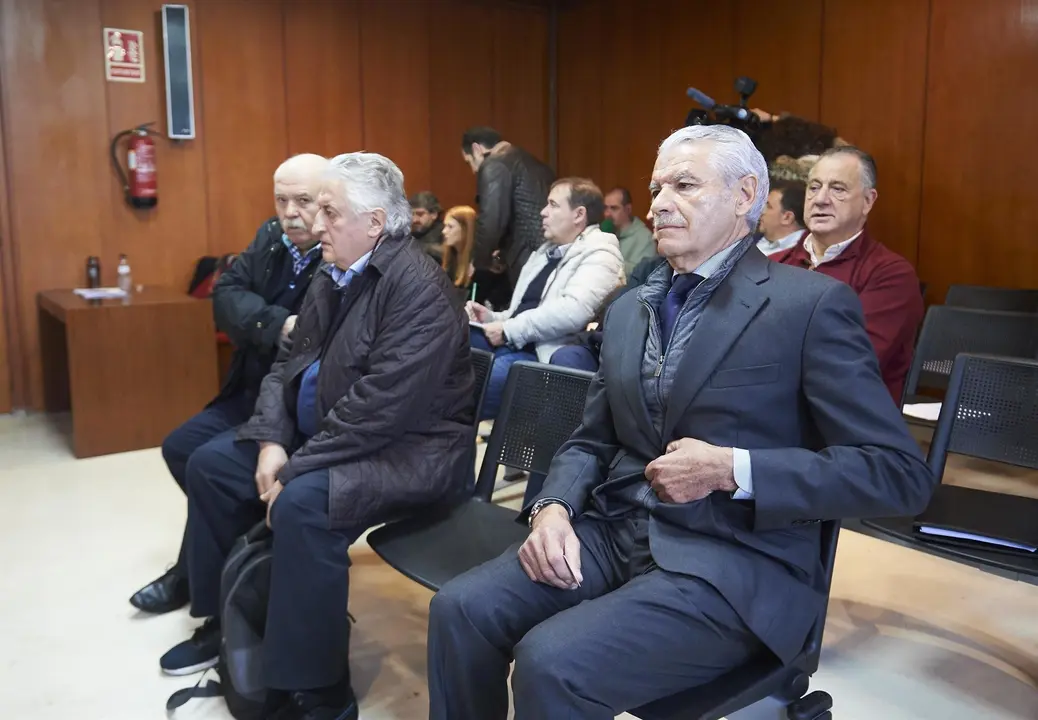 (I-D) Los agentes Juan Vergar e I&ntilde;aki Urquijo y el ex presidente del Racing de Santander, Francisco Pernia, antes de declarar en la Audiencia Provincial de Cantabria