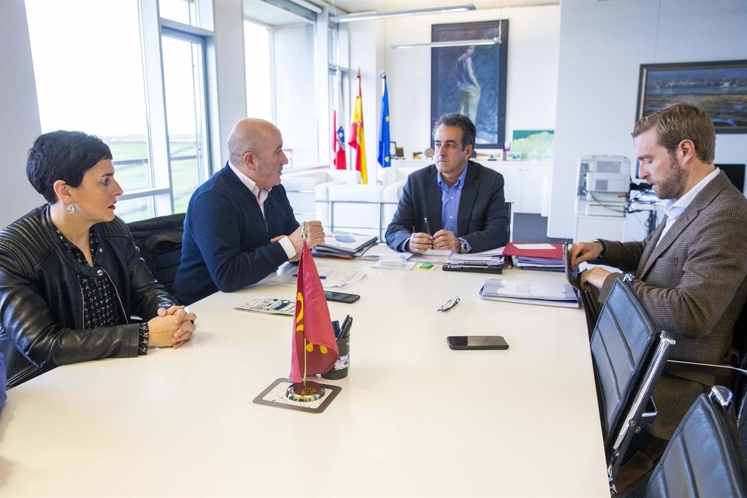 El consejero de Innovación, Industria, Transporte y Comercio, Francisco Martín, se reúne con el alcalde de Cartes, Agustín Molleda