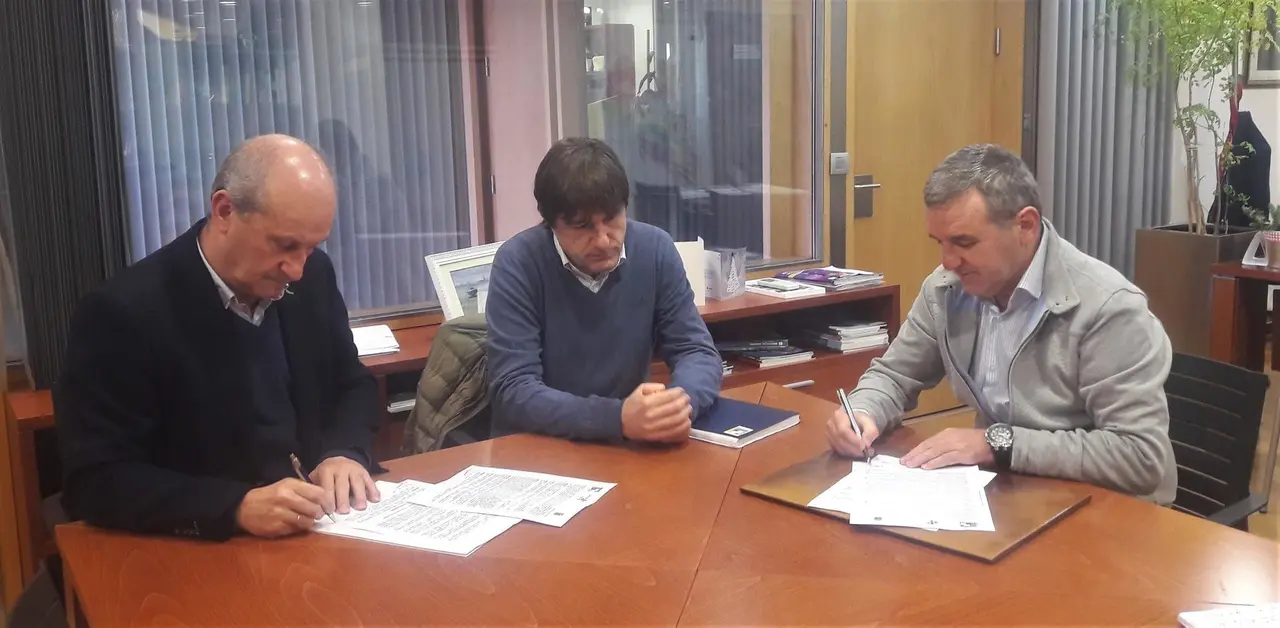 El alcalde de Bezana, Alberto Garc&iacute;a Onand&iacute;a y el director general de MARE, Jos&eacute; Mar&iacute;a D&iacute;az, firman el convenio