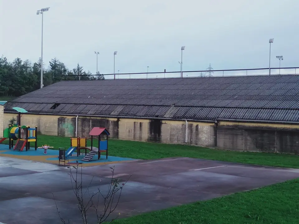Tejados de amianto en el campo de f&uacute;tbol de las marismas