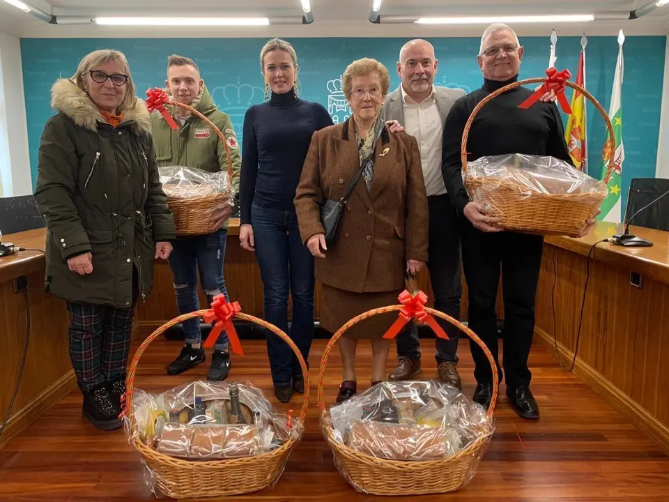 Entrega de las cestas sorteadas entre los participantes en la campa&ntilde;a