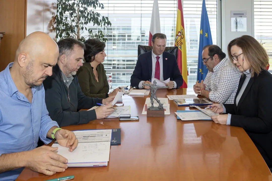 Reuni&oacute;n consejero de Desarrollo Rural, Guillermo Blanco, y alcalde de Camale&ntilde;o