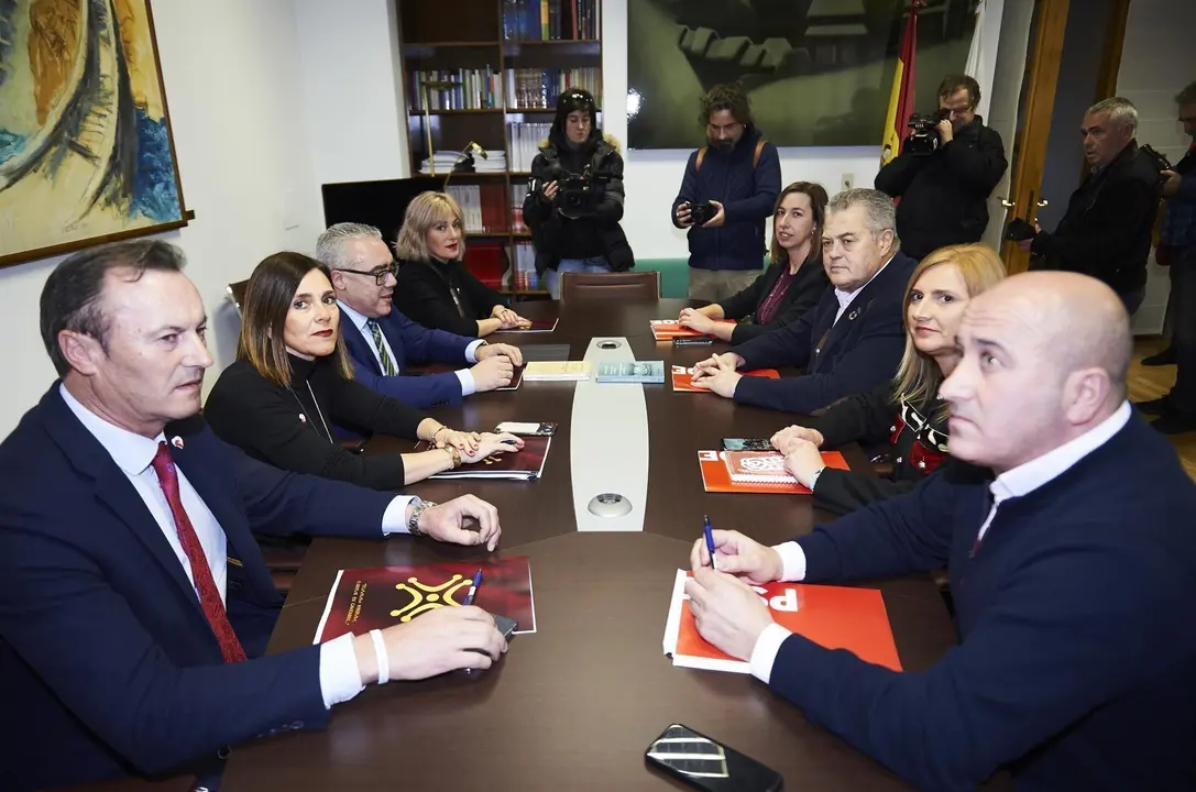 Reuni&oacute;n de las comisiones negociadoras de PRC y PSOE en el Parlamento de Cantabria