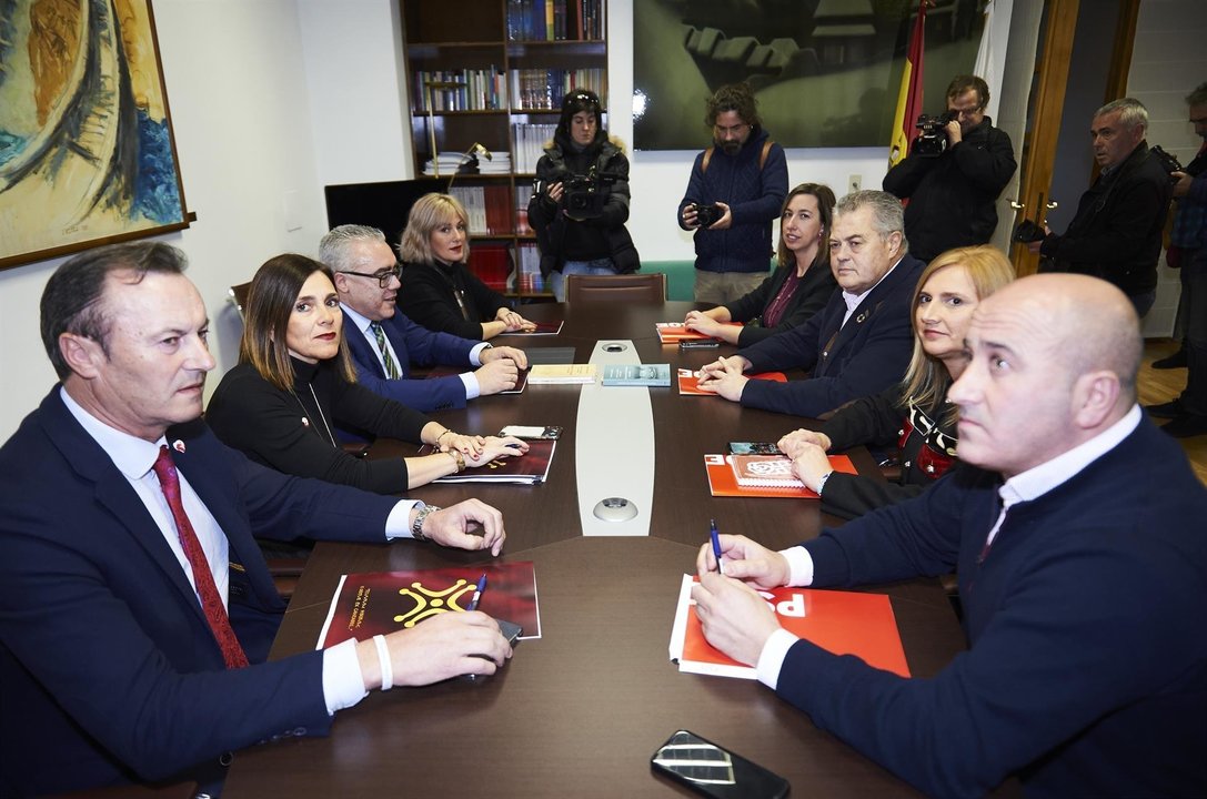 Reunión de las comisiones negociadoras de PRC y PSOE en el Parlamento de Cantabria