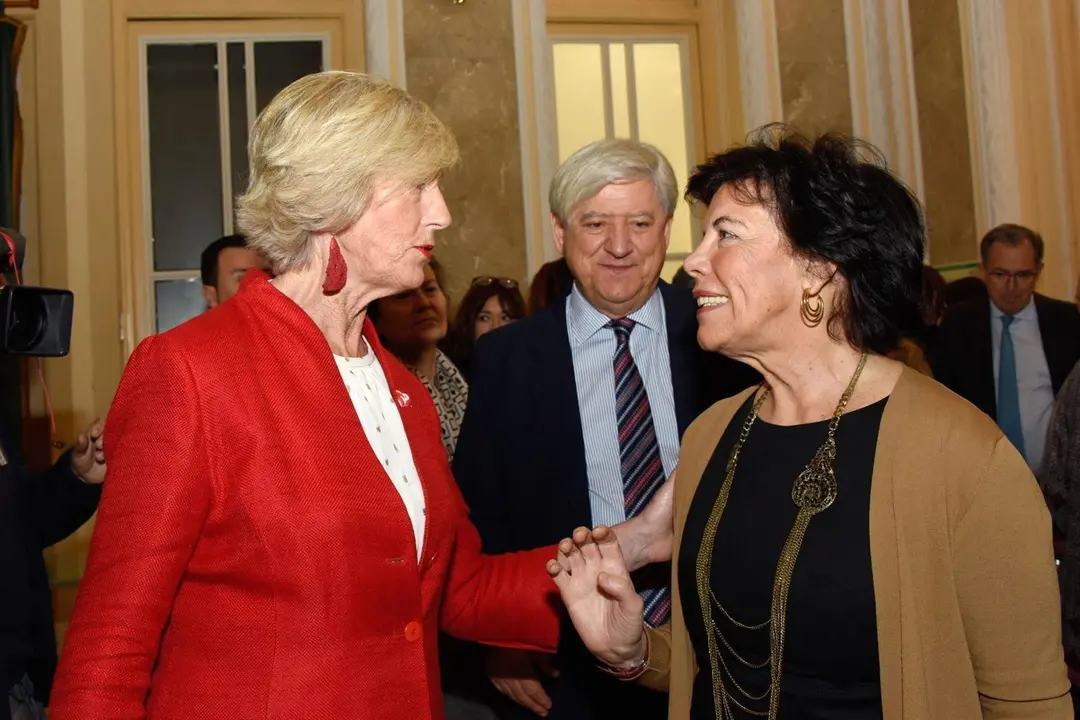 La consejera de Educaci&oacute;n, Marina Lomb&oacute;, con la ministra de Educaci&oacute;n, Isabel Cel&aacute;a, en la toma de posesi&oacute;n