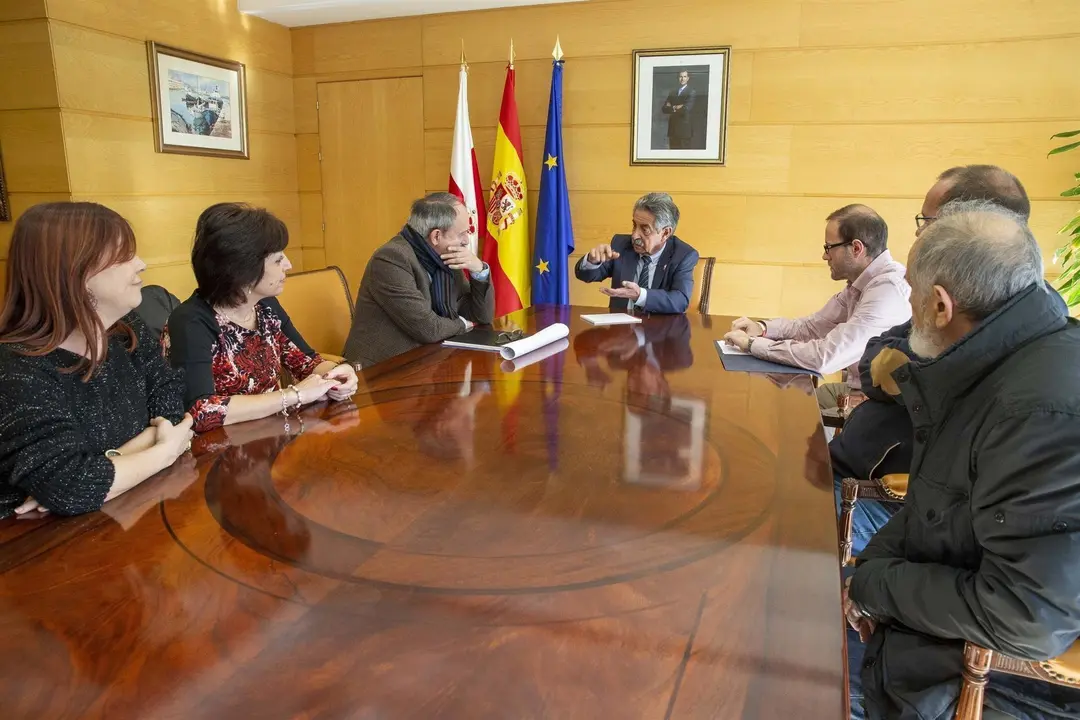 El presidente de Cantabria, Miguel &Aacute;ngel Revilla, recibe al director del IES R&iacute;a del Carmen de Camargo, Javier Barba, con motivo del 50 aniversario del centro
