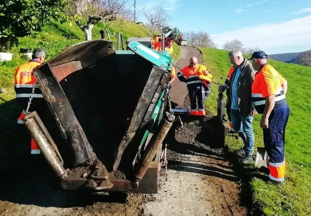 El Ayuntamiento de Hazas de Cesto comienza el asfaltado en el barrio El Carite con un presupuesto de 12.590 euros