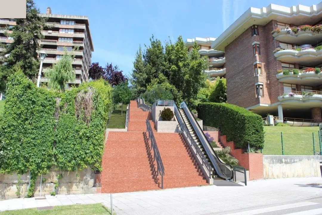 Infograf&iacute;a de las futuras rampas y escaleras mec&aacute;nicas entre Avenida del Faro y Valdenoja