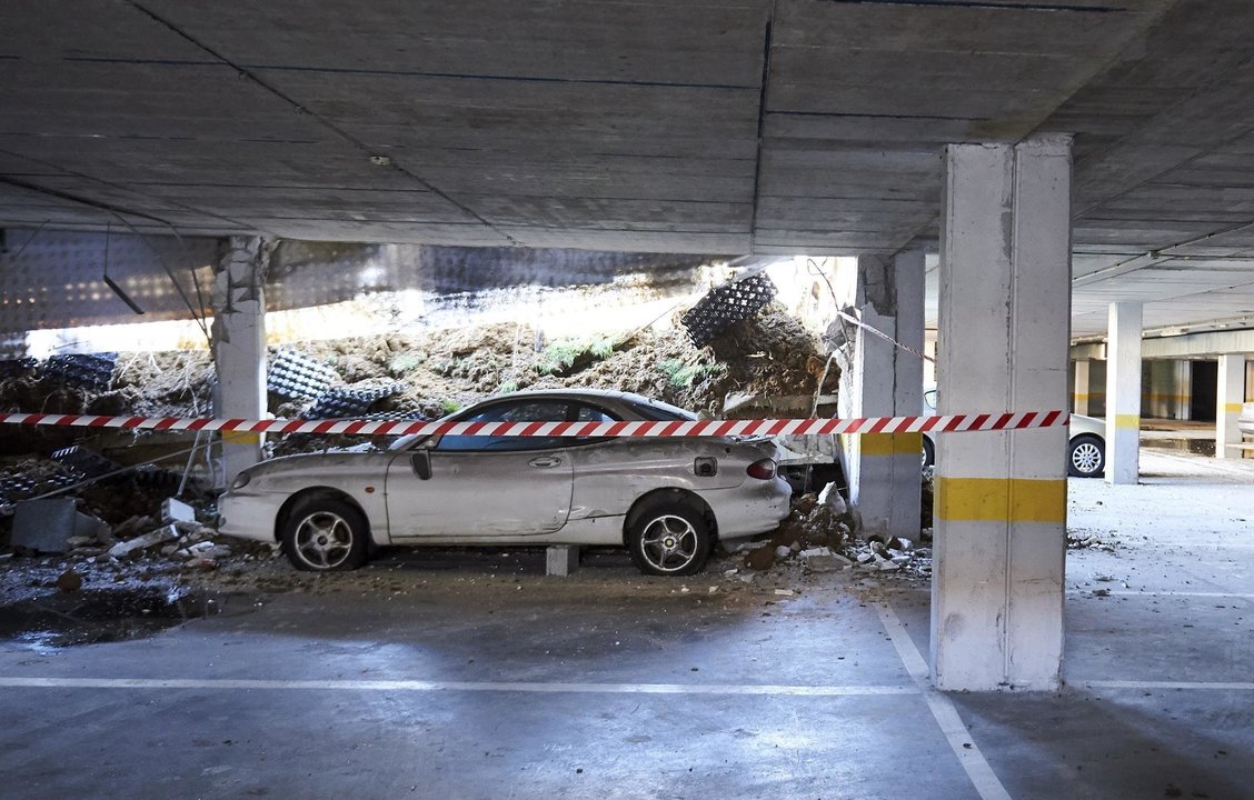 Uno de los coches que había en el parking subterráneo hundido en Santander