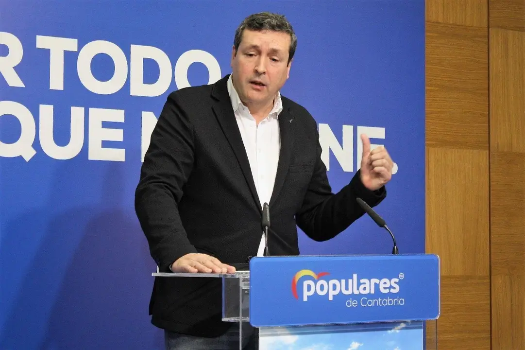 El portavoz del PP de Cantabria, &Iacute;&ntilde;igo Fern&aacute;ndez