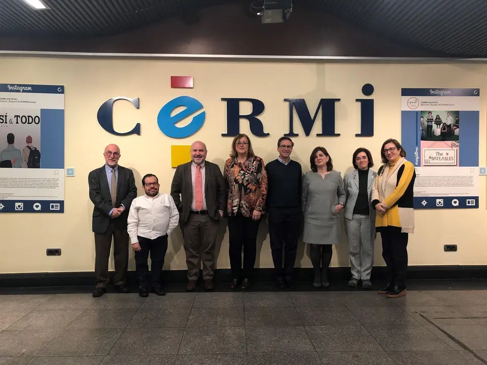 Representantes de la Confederaci&oacute;n Estatal de Defensores Universitarios (CEDU) y el Comit&eacute; Espa&ntilde;ol de Representantes de Personas con Discapacidad (CERMI) en la firma del acuerdo para promover la inclusi&oacute;n en la universidad.