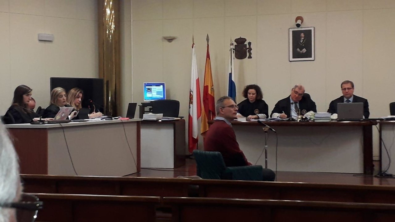 El letrado del Ayuntamiento de Castro José Antonio Gutiérrez Olivares declara como testigo en el juicio de La Loma en la Audiencia provincial